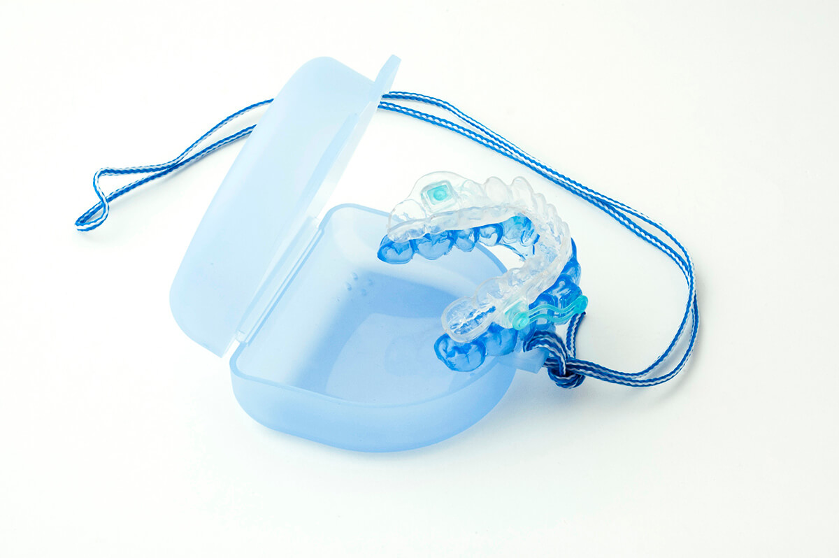 dental retainer with blue case